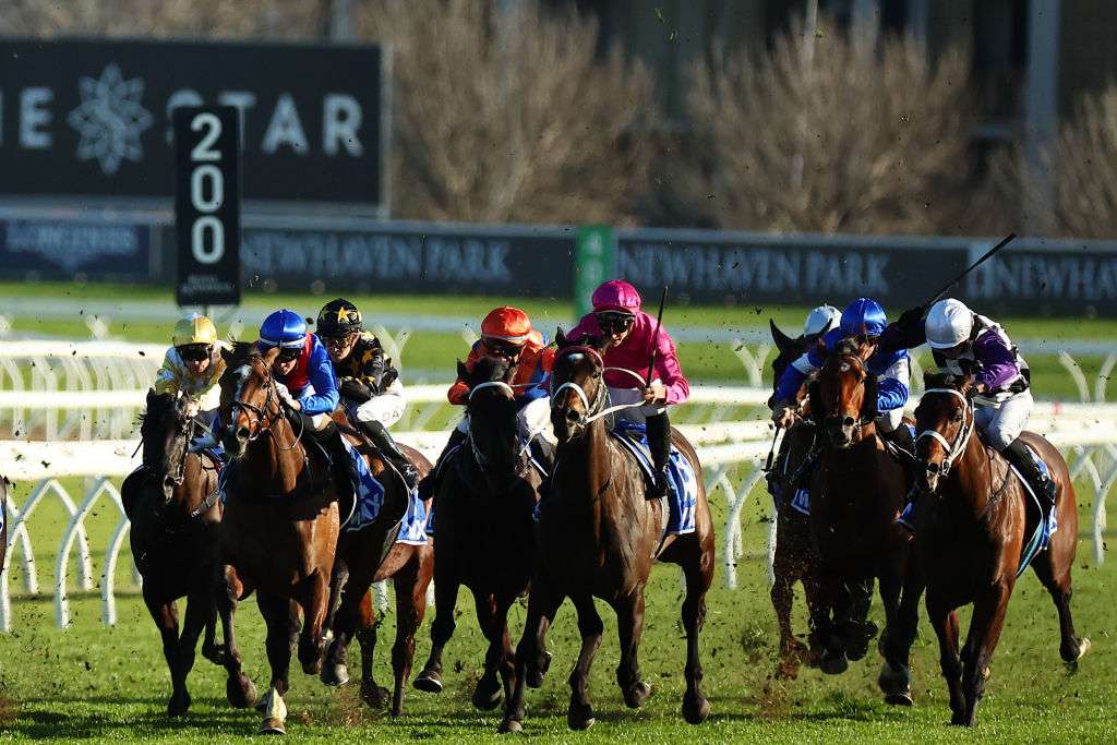 Εικόνα χρήστη που χρησιμοποιεί την mystake app σε κινητό